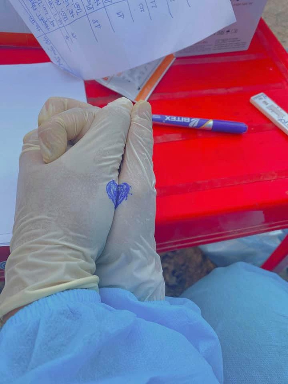 Những ngày hẹn hò đặc biệt của cặp đôi cùng là tình nguyện viên chống dịch - 4