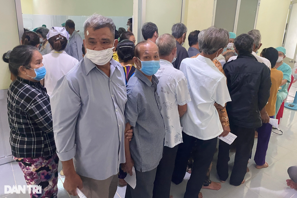 Cả huyện 150.000 người không có máy mổ phaco, dân mong bác sĩ phẫu thuật - 4 Cả huyện 150.000 người không có máy mổ phaco, dân mong bác sĩ phẫu thuật - 4