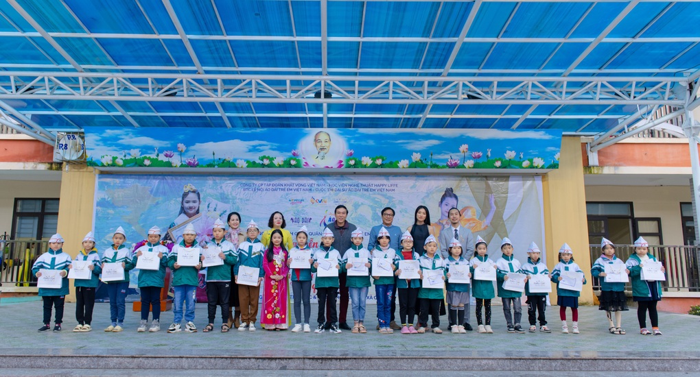 NSND Lan Hương đồng hành cùng Quán quân Đại sứ Áo dài Trẻ em Việt Nam - 3 NSND Lan Hương đồng hành cùng Quán quân Đại sứ Áo dài Trẻ em Việt Nam - 3