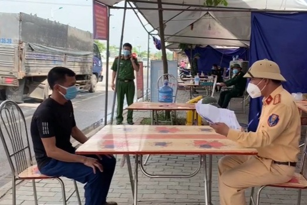 Tài xế sửa ngày phiếu xét nghiệm, chạy xe vượt chốt từ Hà Nội tới Hải Dương - 2 Tài xế sửa ngày phiếu xét nghiệm, chạy xe vượt chốt từ Hà Nội tới Hải Dương - 2