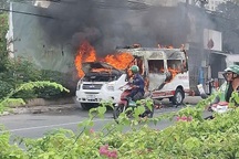 Xe cứu thương bốc cháy trong lúc chuyển bệnh nhân ở Bình Dương