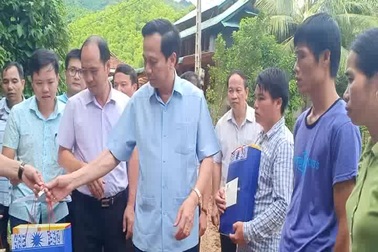 Bộ trưởng Đào Ngọc Dung thăm và tặng quà đồng bào vùng lũ huyện Quan Sơn