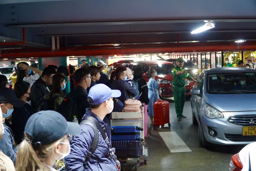 Gần 160.000 khách đến Tân Sơn Nhất, vượt ngưỡng dự báo - 1 Gần 160.000 khách đến Tân Sơn Nhất, vượt ngưỡng dự báo - 1