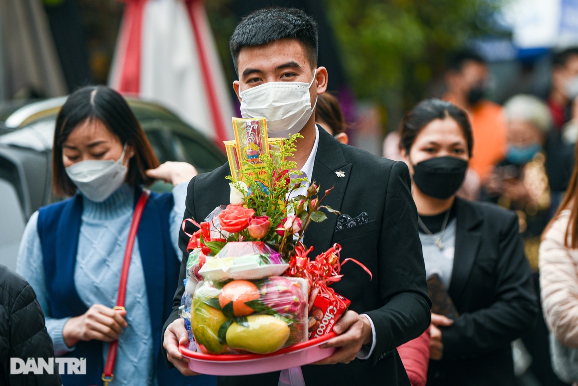 Dân công sở ở Hà Nội đội mưa, vượt giá rét vái vọng bên ngoài Phủ Tây Hồ - 4 Dân công sở ở Hà Nội đội mưa, vượt giá rét vái vọng bên ngoài Phủ Tây Hồ - 4