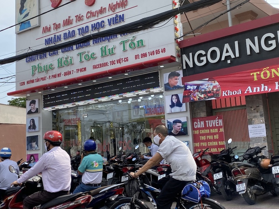 TPHCM: Tiệm cắt tóc có bị cấm hoạt động? - 1 TPHCM: Tiệm cắt tóc có bị cấm hoạt động? - 1
