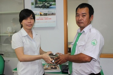 Tài xế taxi trả lại 150 triệu đồng cho nữ hành khách để quên