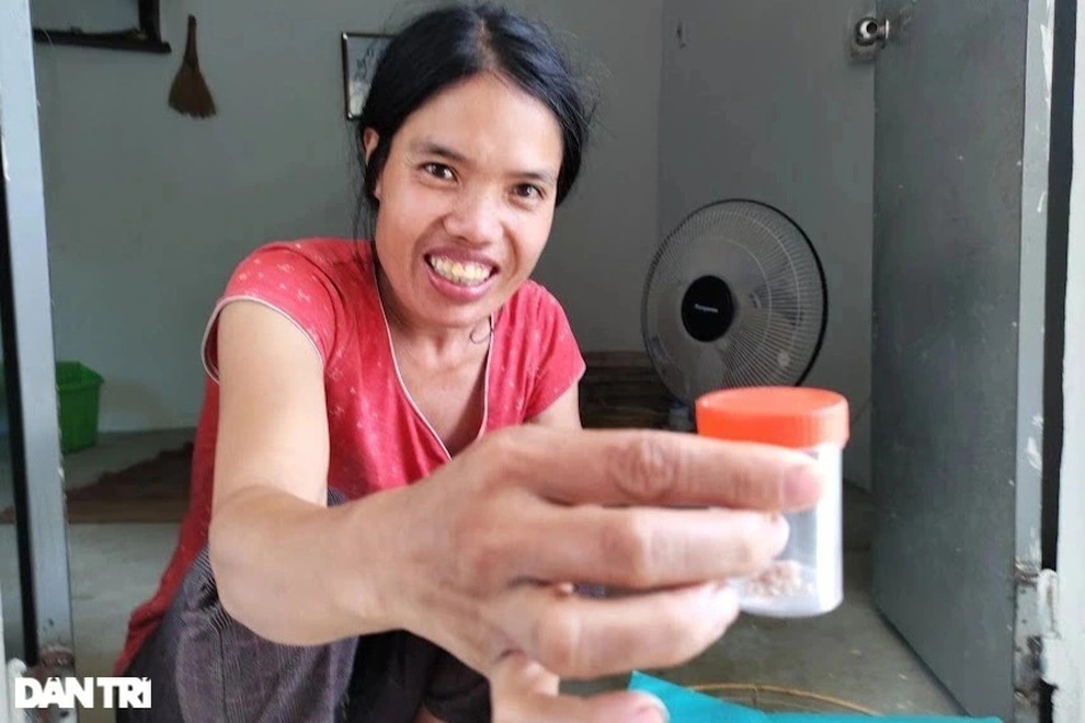 Người phụ nữ sống trong chuồng bò được bạn đọc giúp đỡ gần 90 triệu đồng - 2 Người phụ nữ sống trong chuồng bò được bạn đọc giúp đỡ gần 90 triệu đồng - 2