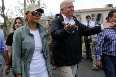 Ông Trump đến Puerto Rico thăm hỏi người dân vùng bão