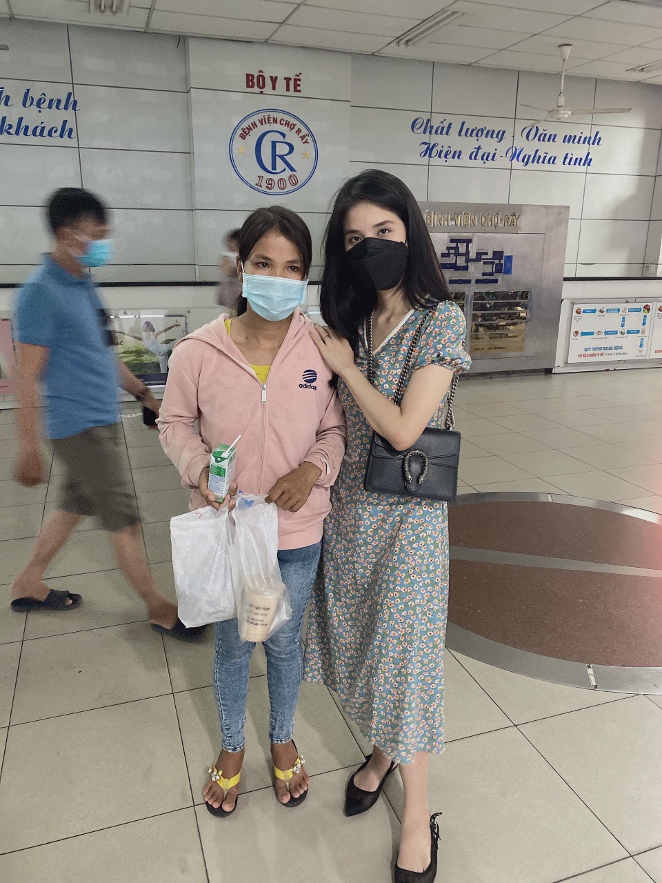 Áp lực sau sự nổi tiếng của cô gái đẹp kêu gọi hàng trăm triệu giúp người - 5 Áp lực sau sự nổi tiếng của cô gái đẹp kêu gọi hàng trăm triệu giúp người - 5