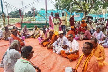 "Chợ chú rể" tồn tại 700 năm: Đàn ông đứng tạo dáng, chờ "nhà gái" đến chọn