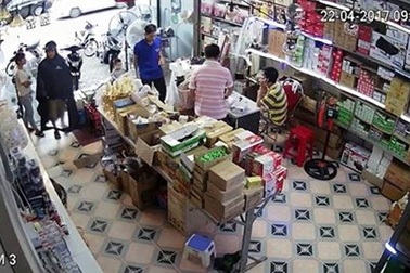 Đi mua bóng đèn, bị trộm cạy cốp xe lấy 15 triệu đồng