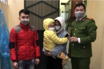 Nam thanh niên cùng công an phá cửa cứu bé 6 tuổi kẹt trong nhà cháy