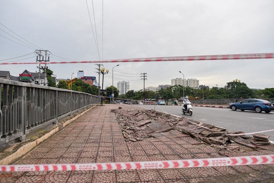 Hà Nội : Mặt cầu Tứ Hiệp sụt lún bất thường, người dân đi bộ cũng e dè - 2 Hà Nội : Mặt cầu Tứ Hiệp sụt lún bất thường, người dân đi bộ cũng e dè - 2