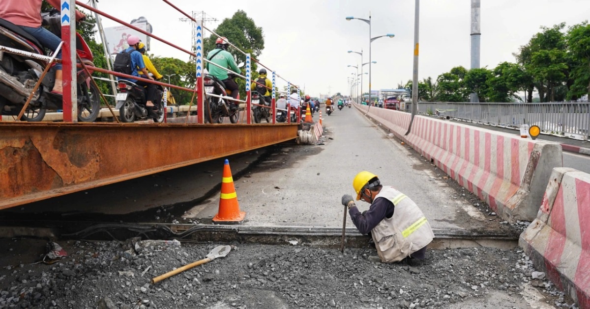 Nhịp cầu Bình Triệu 1 bắt đầu tách khỏi đầu mố