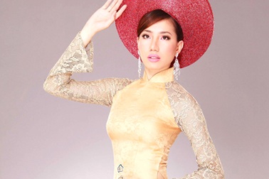 Thục Quyên “khoe” áo dài bán đấu giá từ thiện