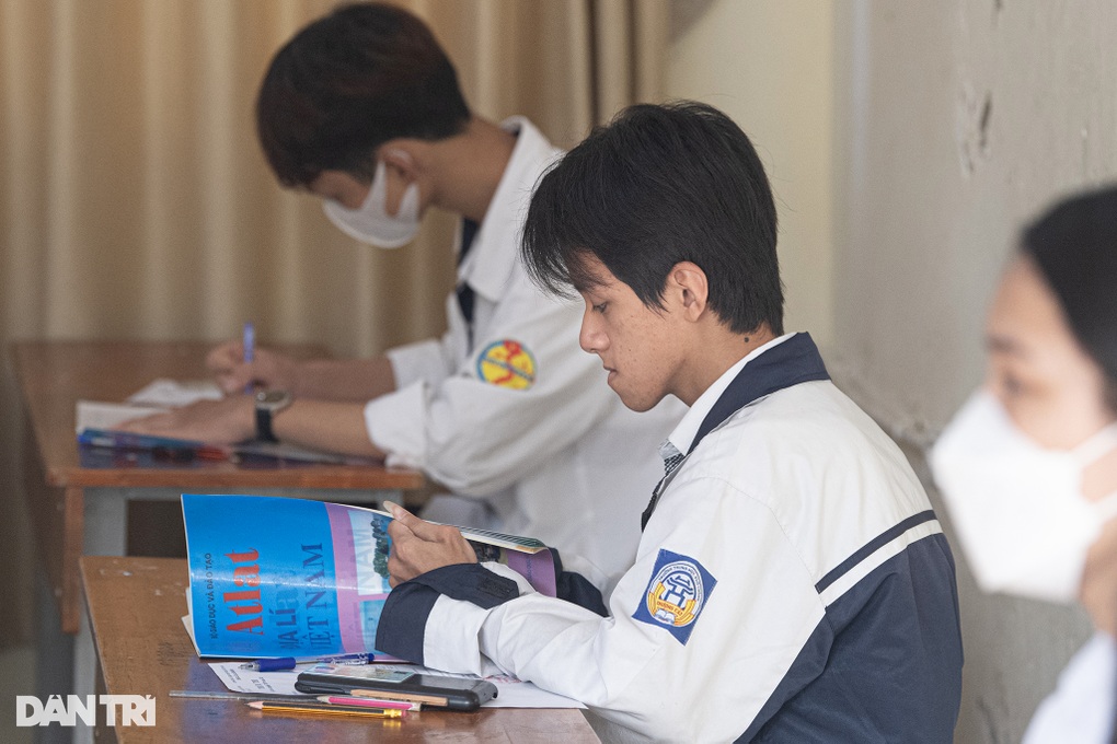 Hai cha con xương thủy tinh đưa nhau đi thi tốt nghiệp THPT - 4 Hai cha con xương thủy tinh đưa nhau đi thi tốt nghiệp THPT - 4
