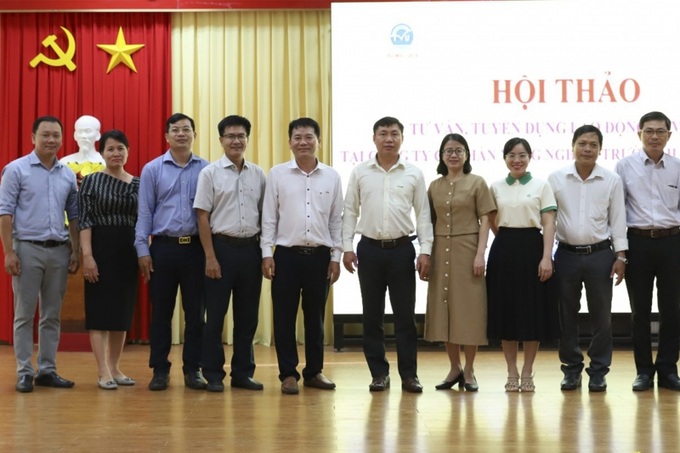 Đại diện THACO AGRI chụp hình lưu niệm cùng các thầy cô giáo tại Trường Đại học Trà Vinh.