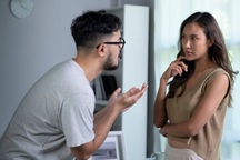 Bị chồng đánh để "ra oai" với họ hàng, tôi sốc nặng bỏ luôn ăn giỗ ông nội