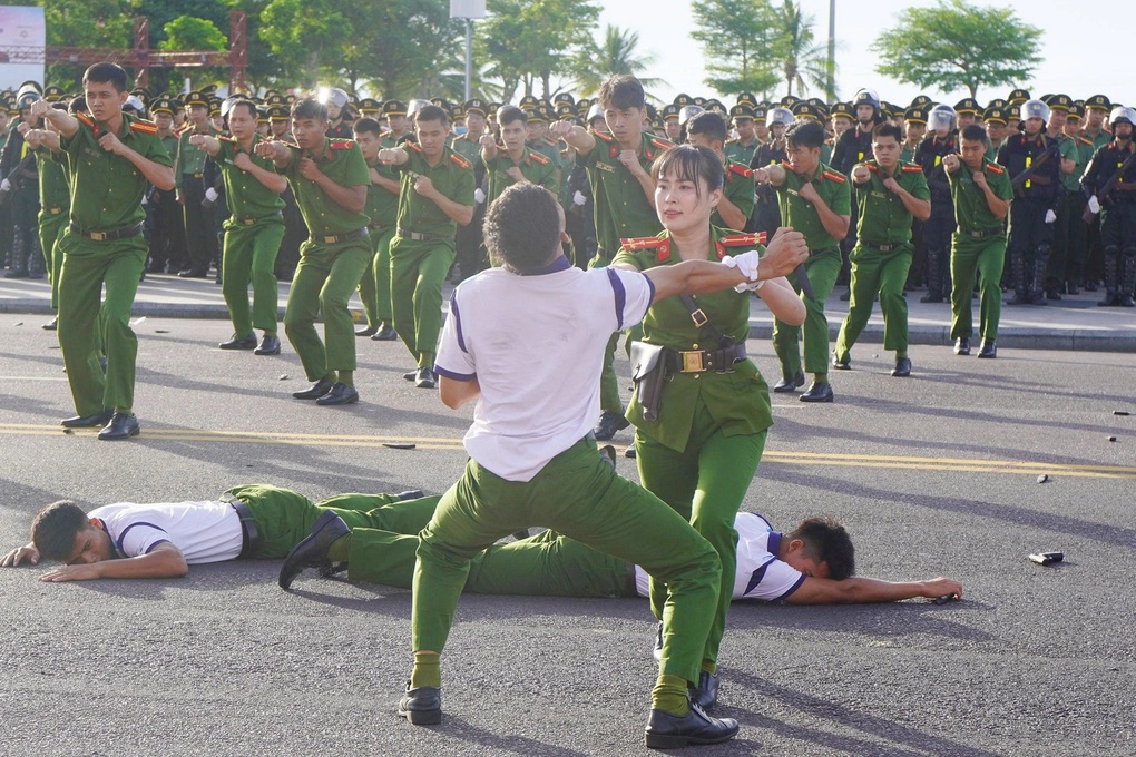 Công an Gia Lai ra quân cao điểm tấn công, trấn áp tội phạm trên địa bàn - 2 Công an Gia Lai ra quân cao điểm tấn công, trấn áp tội phạm trên địa bàn - 2