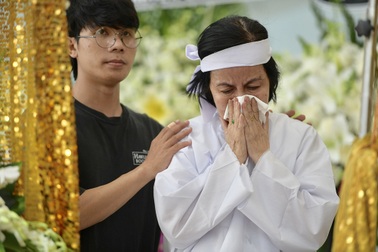 Vợ nghệ sĩ Nguyễn Chánh Tín nghẹn ngào trong tang lễ chồng