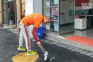 Chuyện bất ngờ đằng sau hình ảnh đại gia lái Mercedes đi nhặt rác