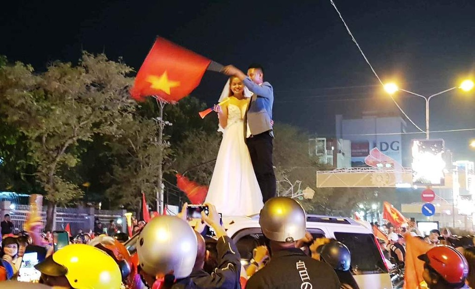 Cặp đôi chụp ảnh cưới giữa biển người ăn mừng chiến thắng của U22 Việt Nam - 2 Cặp đôi chụp ảnh cưới giữa biển người ăn mừng chiến thắng của U22 Việt Nam - 2