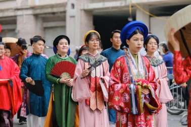 Hơn 100 người mặc cổ phục Việt diễu hành trên phố đi bộ Hồ Gươm