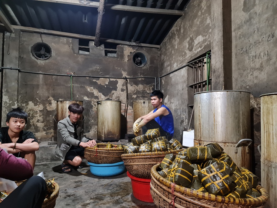 Ghi ở làng bánh chưng xanh thành Vinh thâu đêm phục vụ Tết - 15 Ghi ở làng bánh chưng xanh thành Vinh thâu đêm phục vụ Tết - 15