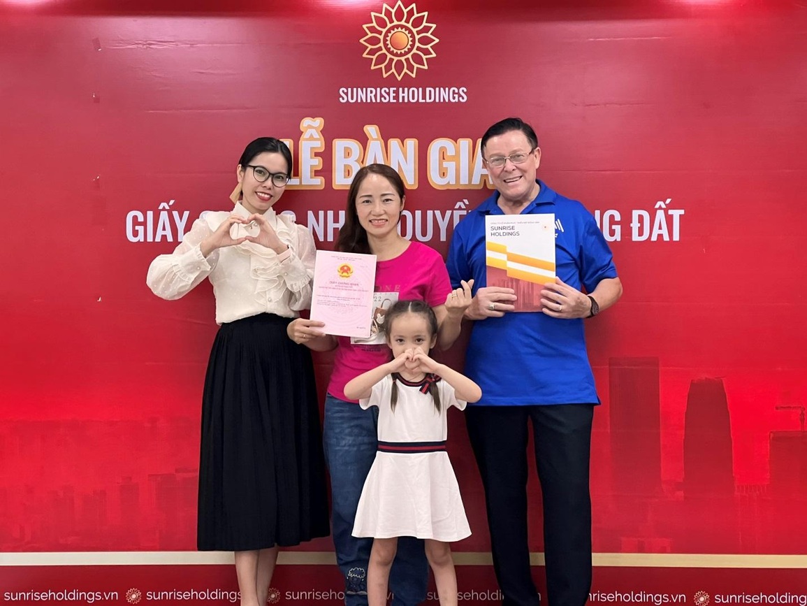 Công ty Sunrise Holdings trao sổ hồng cho khách hàng - 2 Công ty Sunrise Holdings trao sổ hồng cho khách hàng - 2