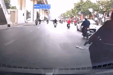Thanh niên đi motor chèn ngã người đi đường rồi bỏ chạy khỏi hiện trường