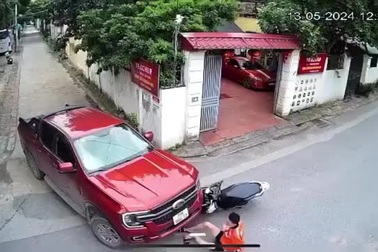 Mải nhìn điện thoại, người đi xe máy lao đầu vào ô tô