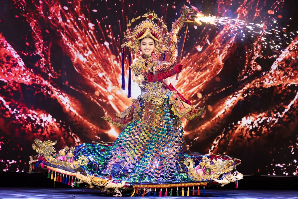 Hoa hậu Yến Nhi diện dạ hội xẻ cao, để lộ chi tiết kém duyên trên sân khấu - 4 Hoa hậu Yến Nhi diện dạ hội xẻ cao, để lộ chi tiết kém duyên trên sân khấu - 4