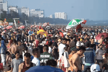 Biển Sầm Sơn ken đặc người trong ngày đầu nghỉ lễ 30/4 và 1/5