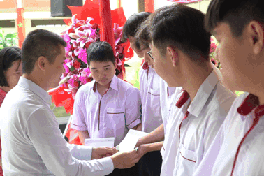 Báo Dân trí trao 500 thẻ Bảo hiểm y tế đến học sinh khó khăn ở miền Tây