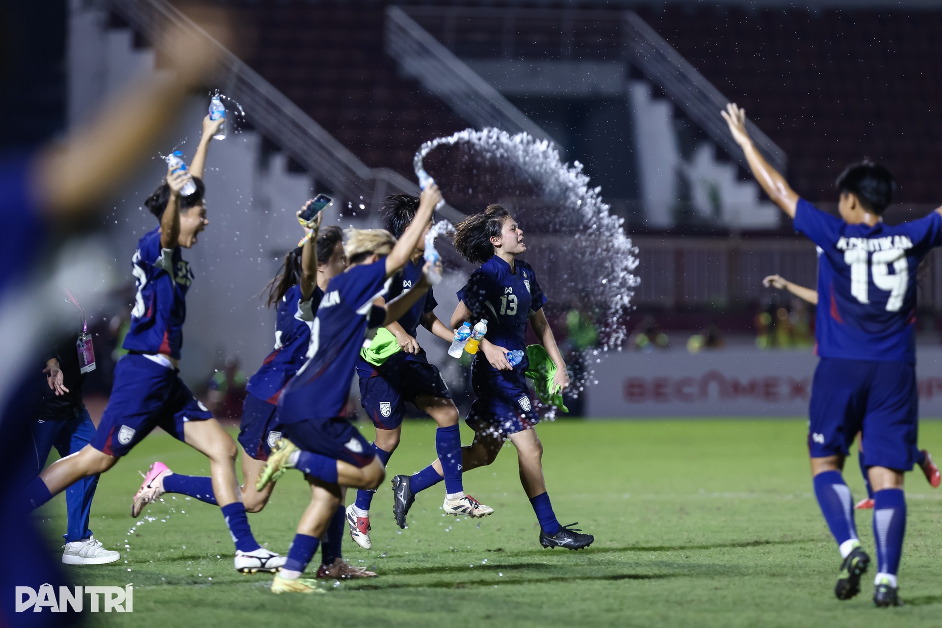 U19 nữ Việt Nam bật khóc sau khi đánh mất ngôi vô địch vào tay người Thái - 10 U19 nữ Việt Nam bật khóc sau khi đánh mất ngôi vô địch vào tay người Thái - 10