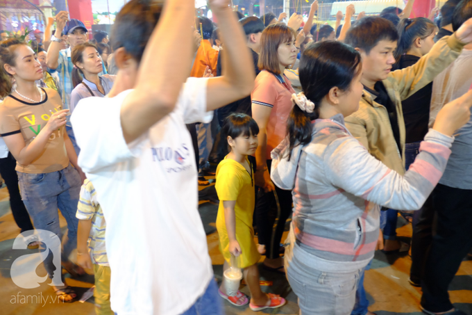 Hàng ngàn người cầm nhang viếng chùa Bà Bình Dương nửa đêm, mang theo cả con nít khiến trẻ nhỏ hít khói mệt nhoài - Ảnh 13. Hàng ngàn người cầm nhang viếng chùa Bà Bình Dương nửa đêm, mang theo cả con nít khiến trẻ nhỏ hít khói mệt nhoài - Ảnh 13.