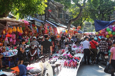 "Thiên đường mua sắm" Trung thu lớn nhất Hà thành ken đặc người mua kẻ bán