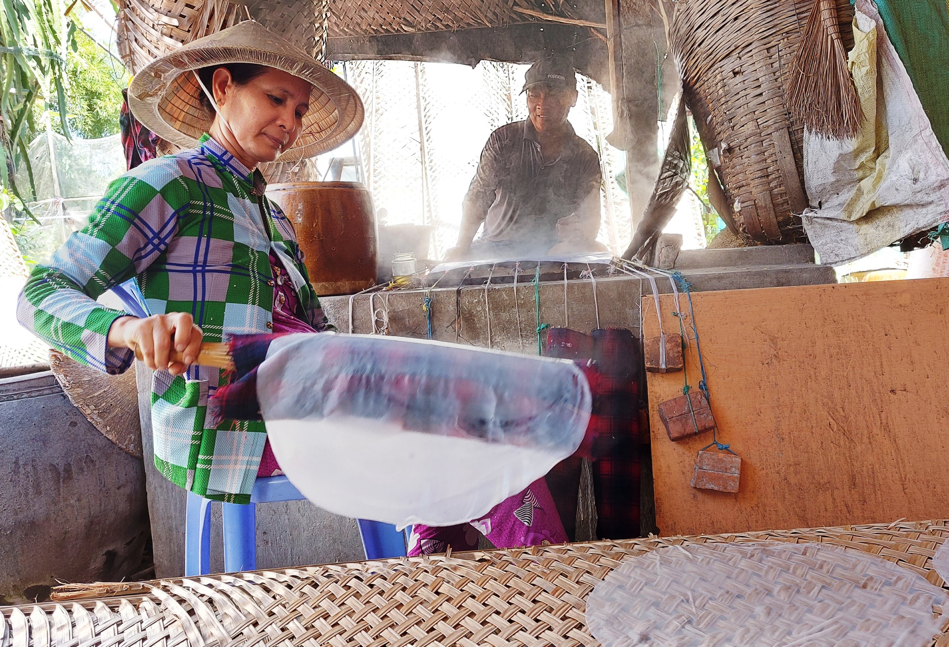 Làng nghề bánh tráng 100 tuổi tất bật những ngày giáp Tết - 4 Làng nghề bánh tráng 100 tuổi tất bật những ngày giáp Tết - 4