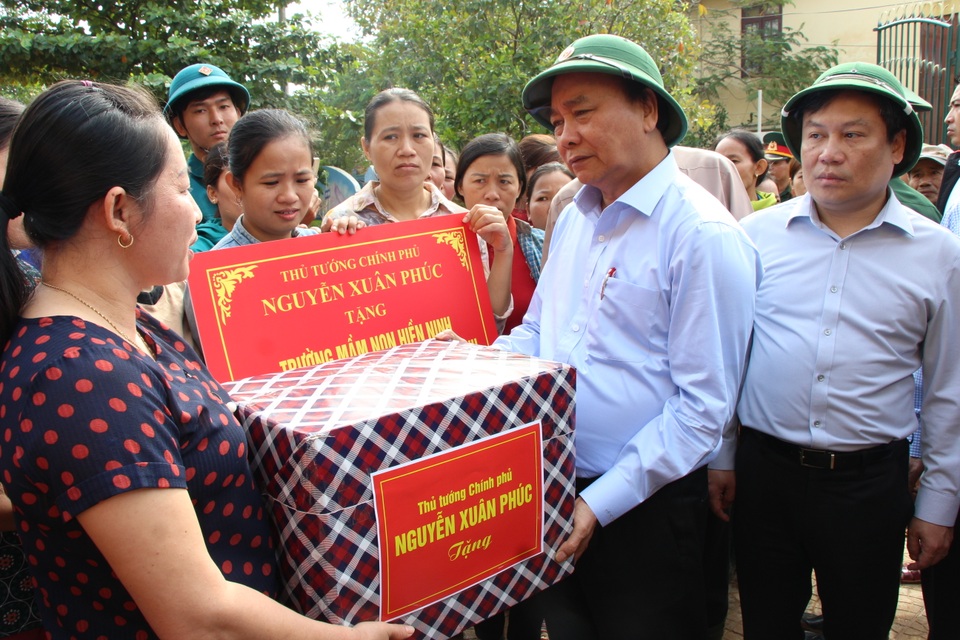 Thủ tướng về Quảng Bình thăm hỏi, tặng quà người dân vùng lũ lụt - 1 Thủ tướng về Quảng Bình thăm hỏi, tặng quà người dân vùng lũ lụt - 1