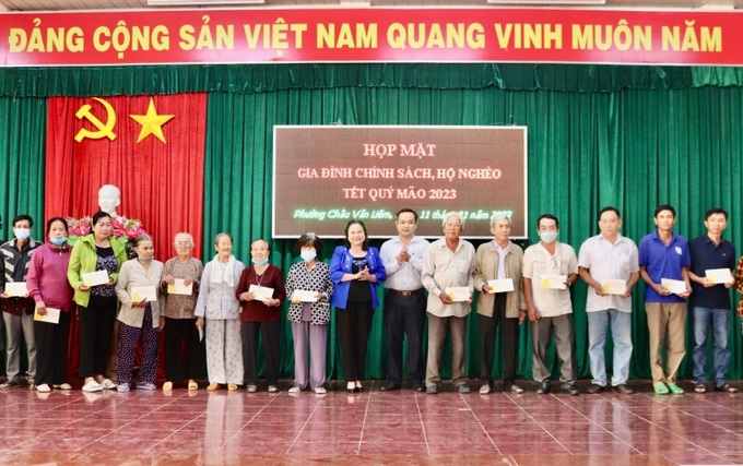 Bà Trần Thị Xuân Mai – GĐ Sở LĐ-TB&XH TP.Cần Thơ (áo xanh) tặng quà cho gia đình có công với cách mạng.