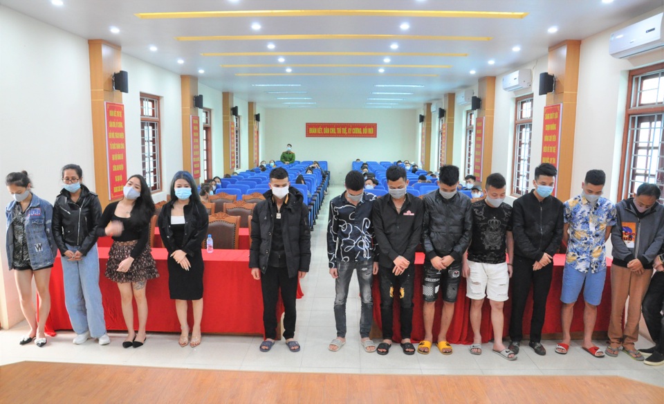 Bắt giữ 41 nam thanh nữ tú bay lắc tại quán karaoke - 1 Bắt giữ 41 nam thanh nữ tú bay lắc tại quán karaoke - 1