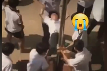 Hà Nội: Nam sinh bị nhóm bạn giữ chặt tay chân, thúc vùng kín vào cột cờ