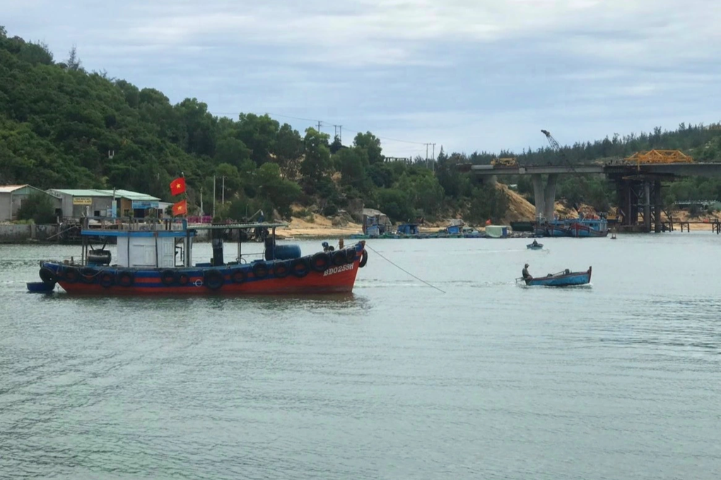 Tìm thấy thi thể 2 cha con chết đuối trên đầm Đề Gi - 1 Tìm thấy thi thể 2 cha con chết đuối trên đầm Đề Gi - 1