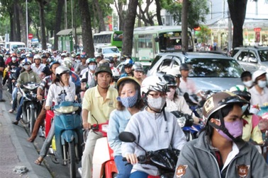 Phân luồng giao thông khiến hàng ngàn phương tiện “chôn chân”