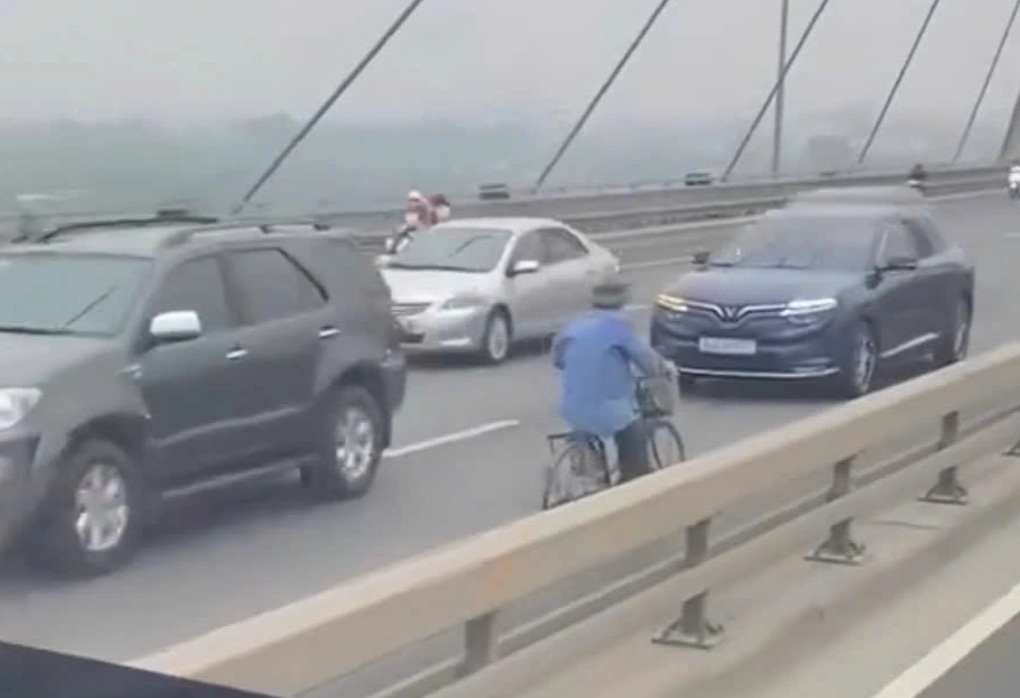 CSGT ngăn chặn cụ ông đạp xe đi ngược chiều trên cầu Nhật Tân - 1 CSGT ngăn chặn cụ ông đạp xe đi ngược chiều trên cầu Nhật Tân - 1