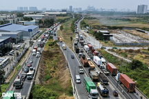 Tài xế than trời vì kẹt xe như "cơm bữa" ở cửa ngõ phía Đông TPHCM