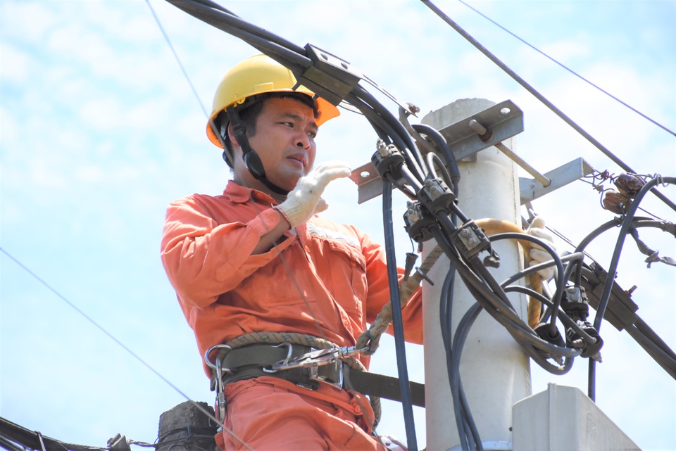 Thợ điện và những đêm không ngủ cho người dân yên giấc - 1 Thợ điện và những đêm không ngủ cho người dân yên giấc - 1