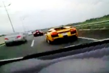 Đoàn “siêu xe” đua tốc độ trên đường cao tốc?