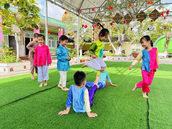 Trẻ tham gia trò chơi nhảy nụ.
