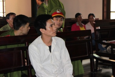 Nữ sinh 14 tuổi bị cha dượng hiếp dâm hơn 1 năm